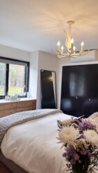 Primary bedroom with full en-suite bathroom. Primary bedroom with full en-suite bathroom.