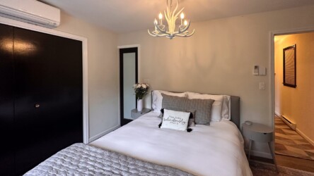 Primary bedroom with full en-suite bathroom. Primary bedroom with full en-suite bathroom.