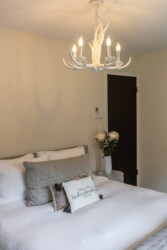 Primary bedroom with full en-suite bathroom. Primary bedroom with full en-suite bathroom.